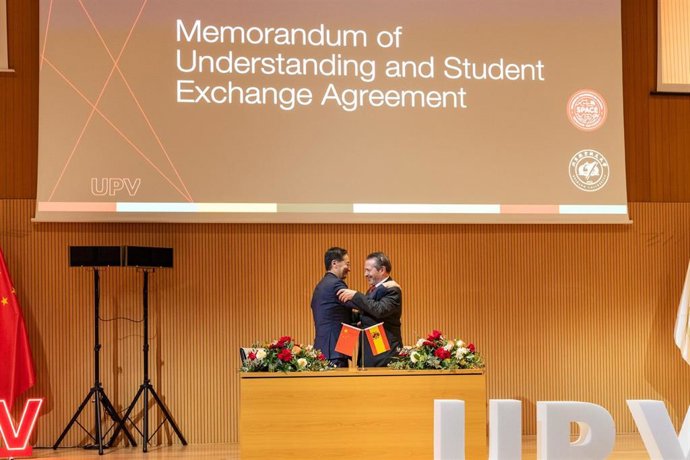 El rector de la UPV, José E. Capilla, y el presidente de la Beihang University, Yunpeng Wang, han firmado hoy cuatro acuerdos para Impulsar la I+D conjunta y la creación de nuevos laboratorios mixtos de investigación