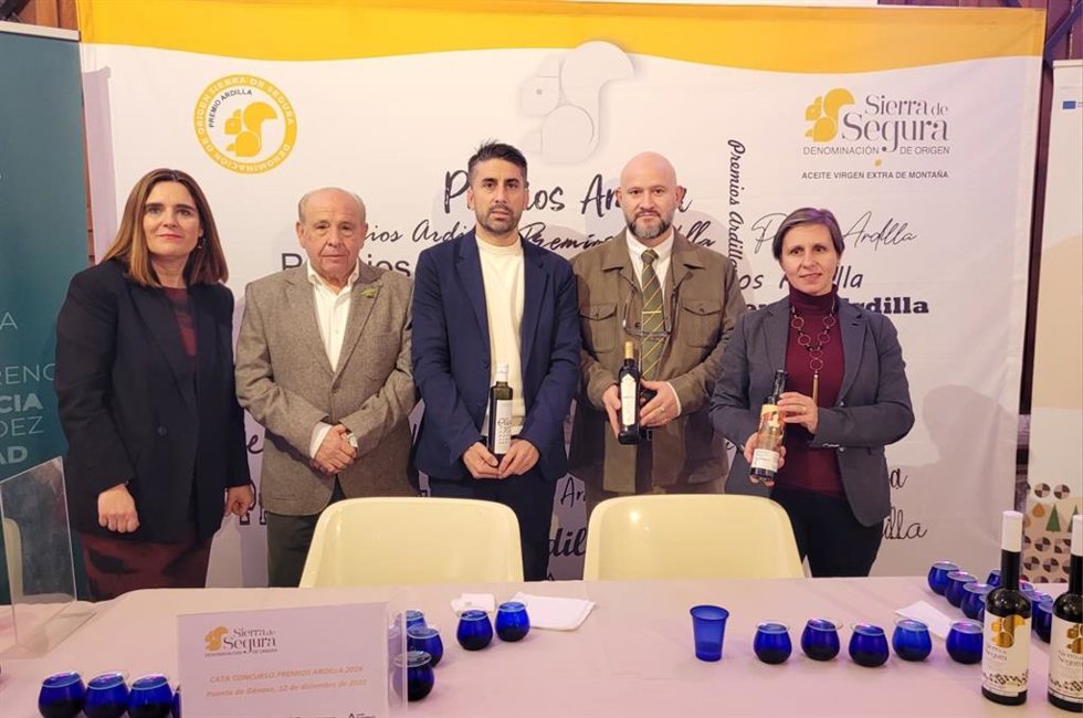 Responsables de la DO Sierra de Cazorla y autoridades en el acto para dar a conocer los Premios Ardilla.