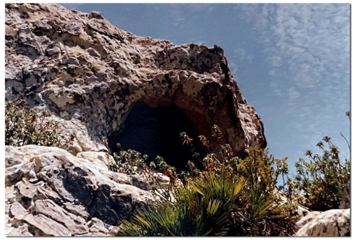 Fotografía exterior de la entrada de la estación rupestre sin su actual cerramiento en Atlanterra (Cádiz)