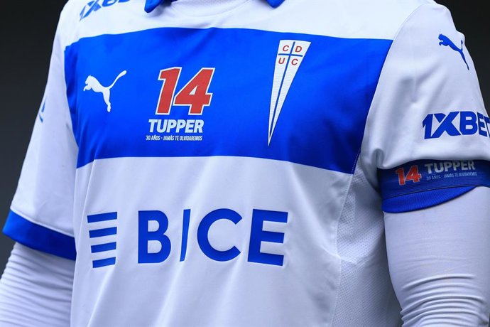 Futbol, Audax Italiano vs Universidad Catolica Fecha 16, Liga de Primera 2025 Camiseta de Universidad Catolica conmemorando 30 a os fallecimiento del Raimundo Tupper, es fotografiado en el partido de primera division disputado en el estadio Bicentenario