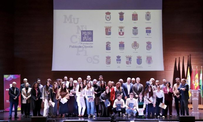 Foto de familia con los reconocidos por la Fundación de Municipios Pablo de Olavide con el Premio Extraodinario de Bachillerato a la excelencia académica.