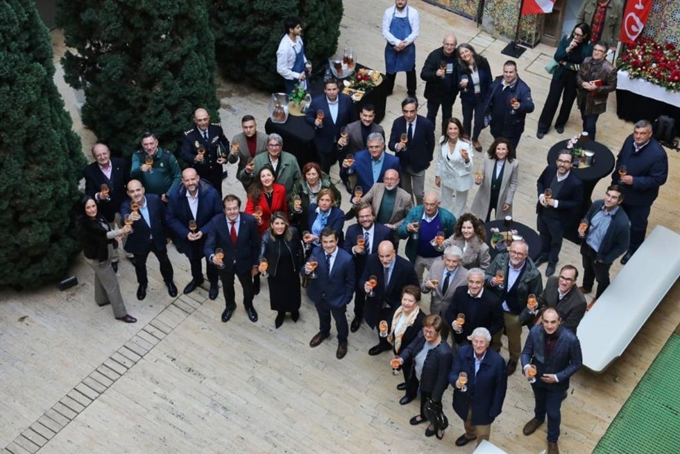 La alcaldesa Noelia Arroyo durante el brindis de Navidad celebrado por la compañía en su sede de la ciudad, en Casa Dorda, que contó con la presencia del consejero delegado de Veolia en la Región de Murcia, Juan José Alonso