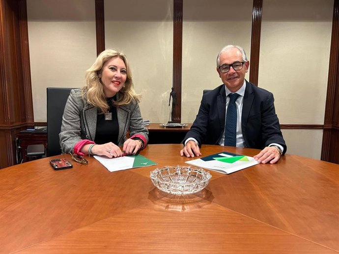 La consejera de Economía, Hacienda, Fondos Europeos y Diálogo Social, y portavoz del Gobierno andaluz, Carolina España, y el CEO de Unicaja Banco, Isidro Rubiales.