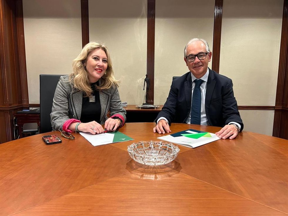 La consejera de Economía, Hacienda, Fondos Europeos y Diálogo Social, y portavoz del Gobierno andaluz, Carolina España, y el CEO de Unicaja Banco, Isidro Rubiales.