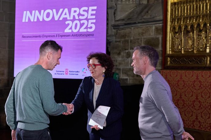 La consejera Maeztu junto al director general Iñaki Mendioroz en un momento de la entrega de los reconocimientos InnovaRSE