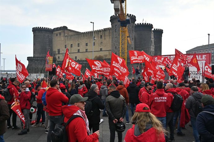 12 de dezembro de 2025, Nápoles, Roma, Itália: Piazza Municipio, uma greve geral convocada pela CGIL contra o plano orçamentário. Nápoles, Itália, 12 de dezembro de 2025