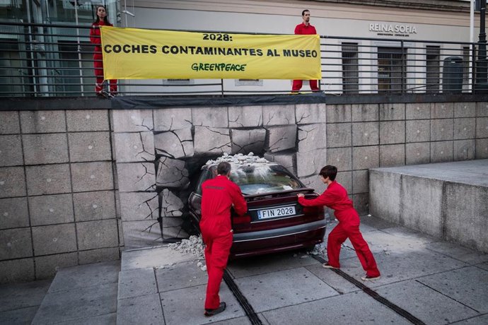 Archivo - Greenpeace pide a la Comisión Europea mantener la prohibición de vender coches de combustión para 2035