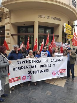 Pensionistas y jubilados de CCOO y UGT se concentran ante la Delegación de Inclusión Social de la Junta de Andalucía en Almería.