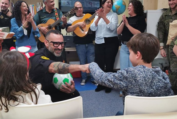 Asociación Sonrisas, Ragce y Policía Local "llenan de ilusión" el Hospital de Valme