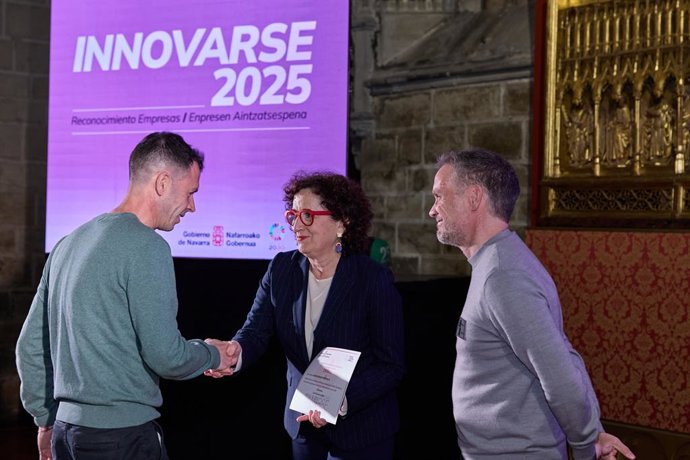 La consejera Maeztu junto al director general Iñaki Mendioroz en un momento de la entrega de los reconocimientos InnovaRSE