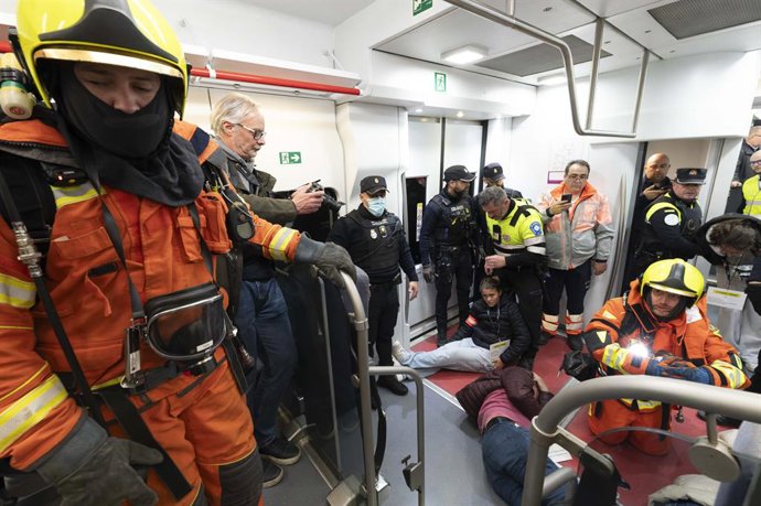 Renfe ha realitzat esta matinada un simulacre d'emergència en l'estació de Gandia