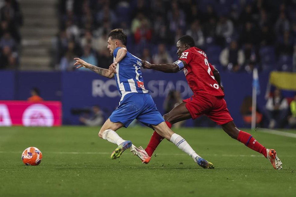Archivo - Jofre Carreras y Dakonam Djene durante el Espanyol-Getafe de LaLiga EA Sports 24-25