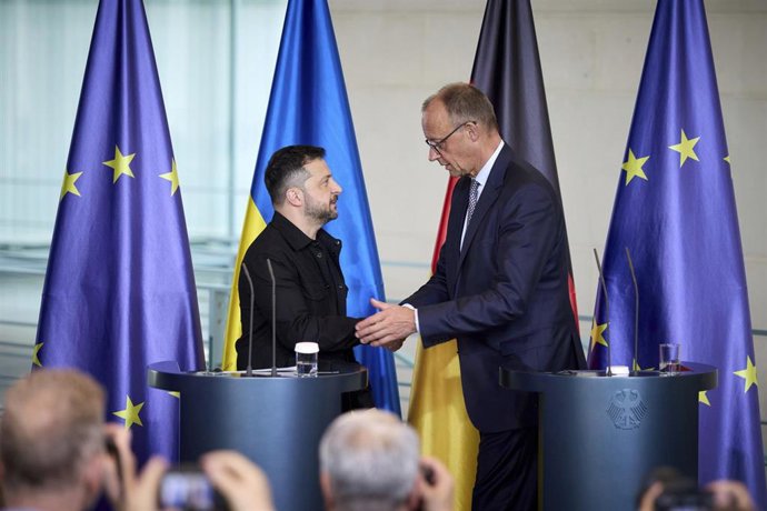Archivo - El canciller de Alemania, Friedrich Merz (d), junto al presidente de Ucrania, Volodimir Zelenski (i), en una rueda de prensa en Berlín en agosto de 2025 (archivo)