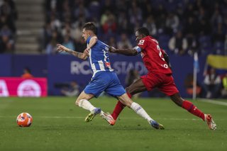 Archivo - Jofre Carreras of RCD Espanyol and Dakonam Djene of Getafe CF compete for the ball during the Spanish league, La Liga EA Sports, football match played between RCD Espanyol and Getafe CF at RCDE Stadium on April 18, 2025 in Cornella, Barcelona, S