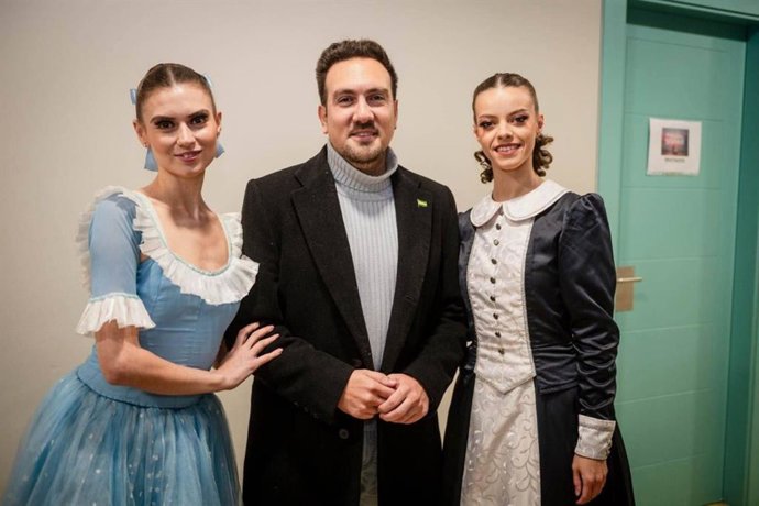 Christopher Rivas, con dos bailarinas del Ballet Clásico Internacional.