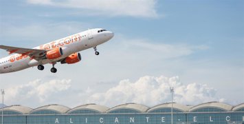 Un avión en el Aeropuerto de Alicante