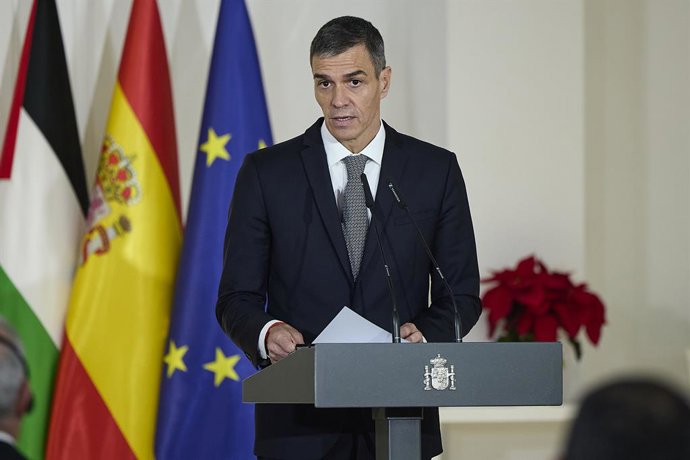 El presidente del Gobierno, Pedro Sánchez, comparece ante los medios de comunicación tras su reunión con el presidente del Estado de Palestina, Mahmoud Abbas, en el Palacio de La Moncloa, a 10 de diciembre de 2025, en Madrid (España). Abbas realiza una vi