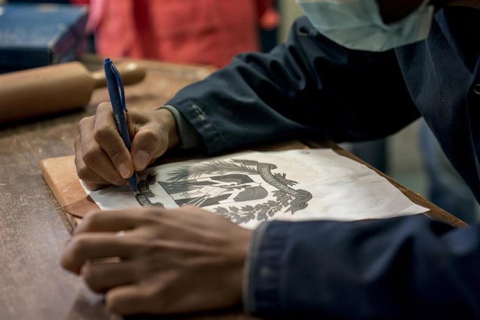 Archivo - Un menor pinta en un centro de menores.