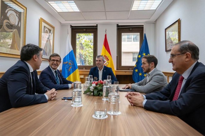El consejero de Industria, Energía y Minas de la Junta de Andalucía, Jorge Paradela, con el vicepresidente del Gobierno de Canarias, Manuel Domínguez, y con el responsable de la Consejería de Transición Ecológica, Mariano Hernández.