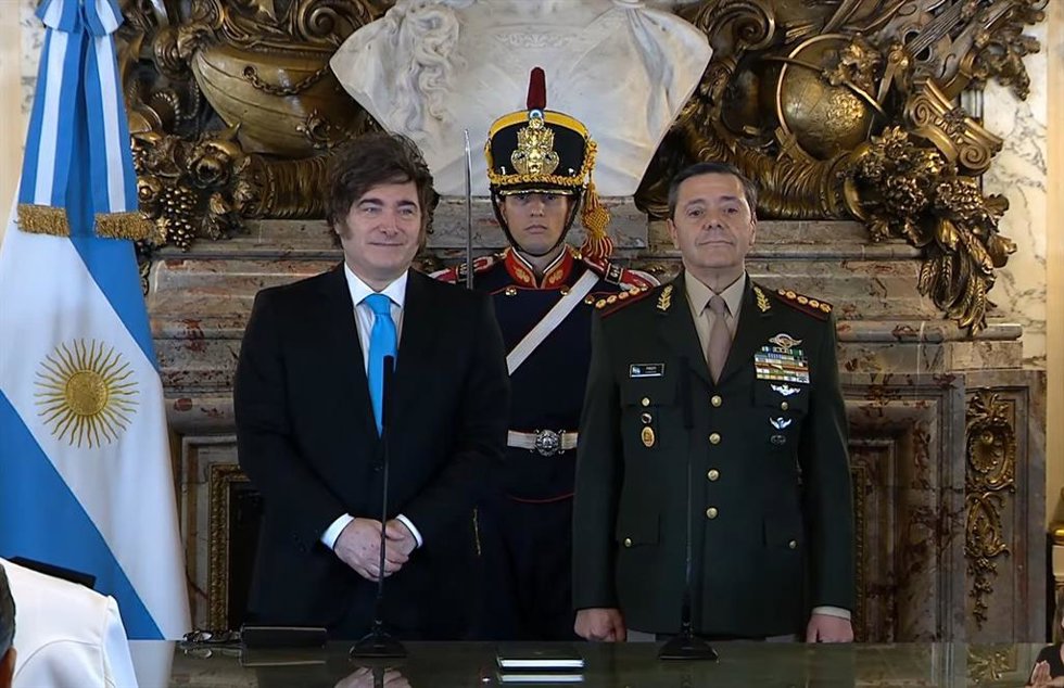 El presidente de Argentina, Javier Milei, toma juramento del teniente general Carlos Presti como nuevo ministro de Defensa, primer militar en el cargo en democracia