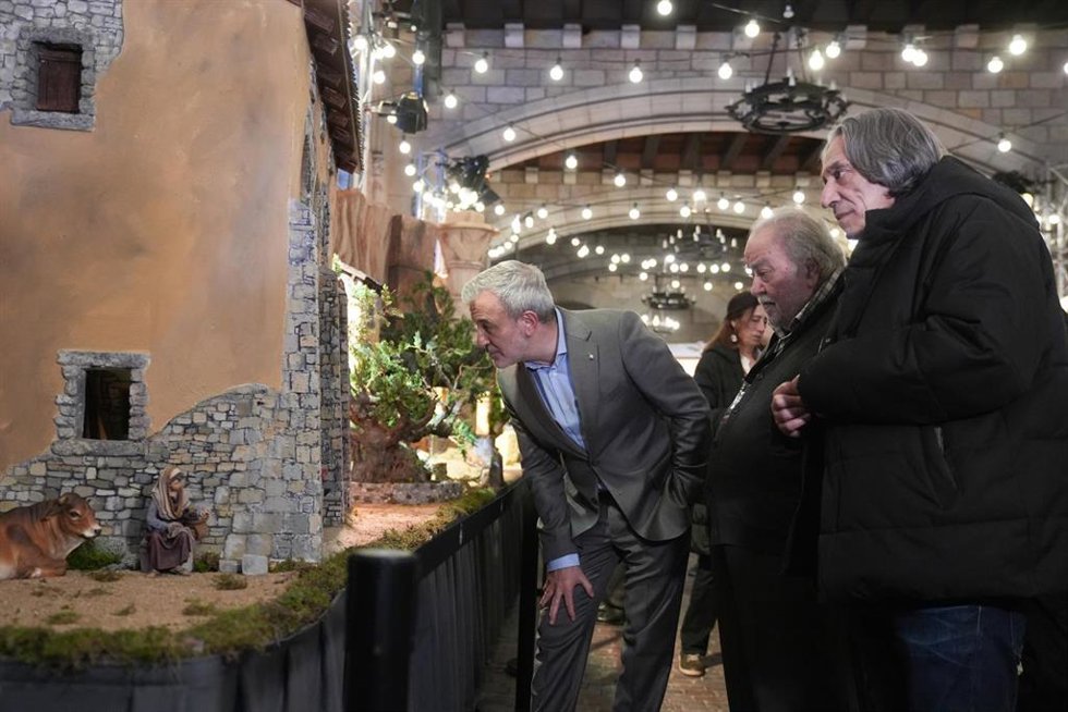 El alcalde de Barcelona, Jaume Collboni, junto al presidente de la Associació de Pessebristes de la ciudad, Josep Porta, y el concejal de Cultura, Xavier Marcé