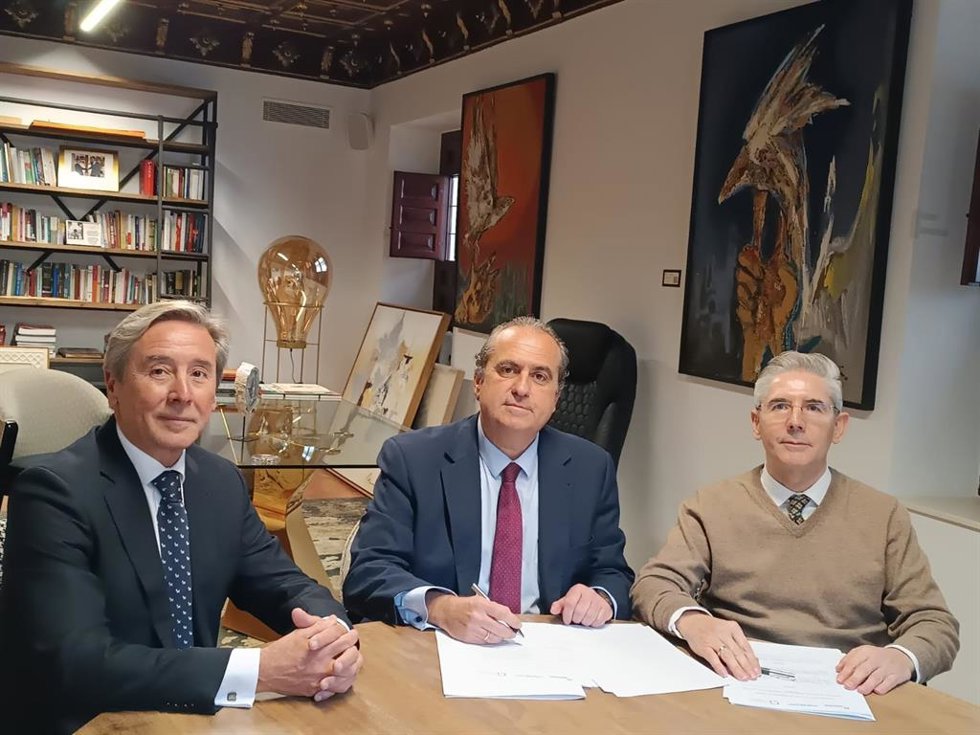 Los responsables del Palacio de Congresos y Asemesa firman el acuerdo de colaboración.