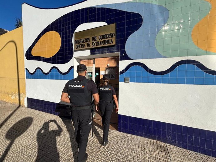 Agentes de la Policía Nacional acceden a la Oficina de Extranjería en Melilla