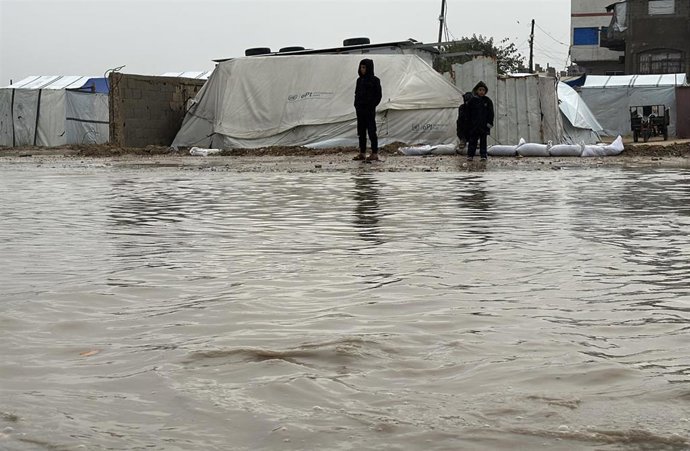 Inundaciones en Deir al Balá, en el centro de la Franja de Gaza, a causa de la tormenta polar 'Byron'