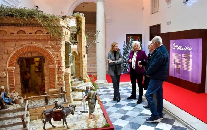 La delegada de la Junta en Cádiz, Mercedes Colombo, junto a la delegada territorial de Turismo, Cultura y Deporte, Tania Barcelona, en una visita al Belén Navideño de Casa Pinillos en Cádiz
