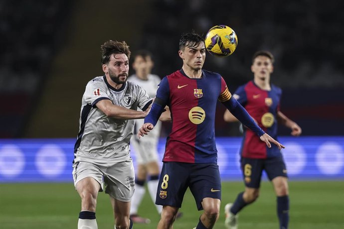 Archivo - Pedri y Jon Moncayola durante el último Barça - Osasuna