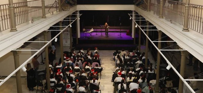 Escolares de 12 centros educativos de Córdoba, acompañados por más de 60 docentes, participan en la 33ª Muestra de Corales Infantiles, organizada por la Delegación de Educación e Infancia del Ayuntamiento de Córdoba.