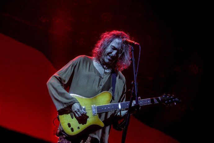 Archivo - El cantante Roberto Iniesta, 'Robe', durante un concierto 