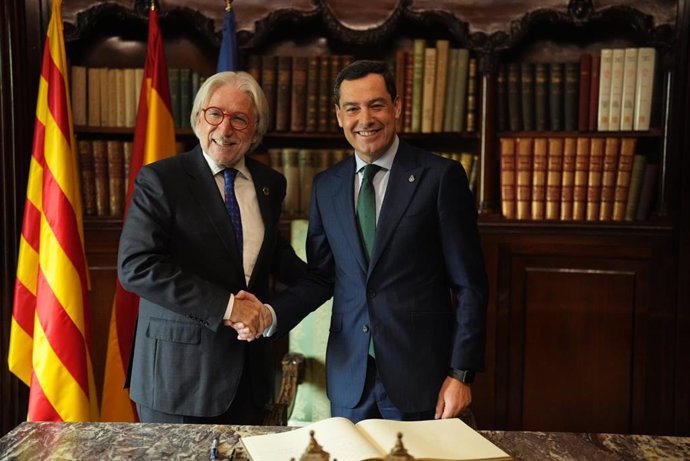 El president de Foment del Treball, Josep Sánchez Llibre, amb el president de la Junta d'Andalusia, Juanma Moreno