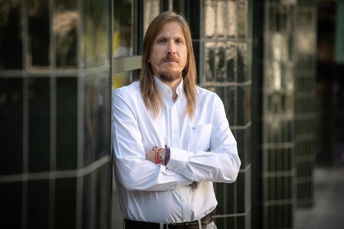 Archivo - El secretario de Organización y coportavoz de Podemos, Pablo Fernández, posa para Europa Press, a 17 de julio de 2025, en Madrid (España). 