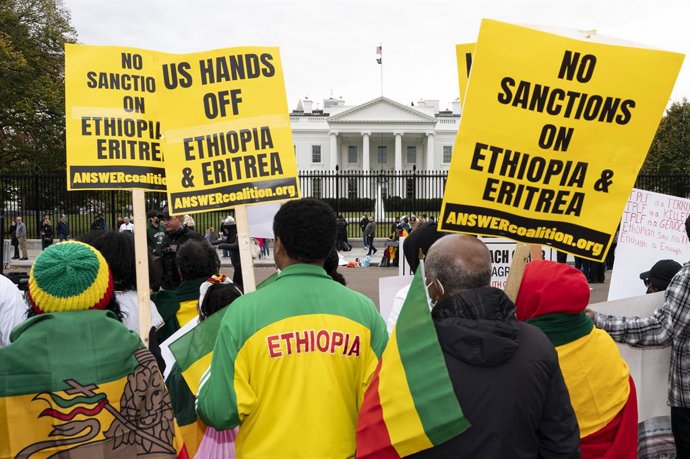 Archivo - November 21, 2021, Washington, DC, United States: November 21, 2021 - Washington, DC, United States: People holding signs saying ''US hands off Ethiopia & Eritrea'' and ''No Sanctions on Ethiopia & Eritrea'' at a protest opposite the White House