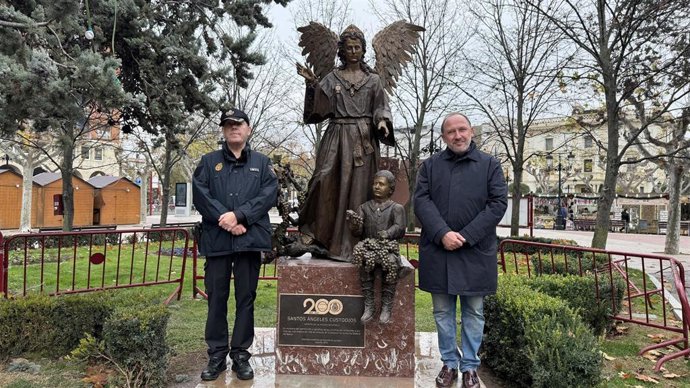 La Policía Nacional ha colocado la estatua del Ángel Custodio en homenaje a su 200 aniversario y a las víctimas del terrorismo en El Espolón de Logroño
