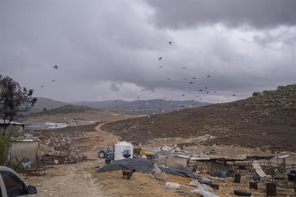 Vista general de los daños en una zona industrial tras un ataque de colonos alas afueras de la aldea de Beit Lid, en el norte de Cisjordania  