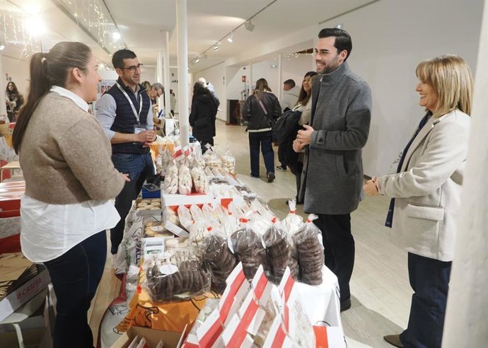 Roberto Migallón, durante su visita al Mercado de Navidad.