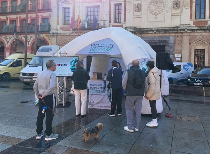 La campaña 'Una Pila de Razones' llega a Córdoba para concienciar sobre la importancia del reciclaje de los Residuos de Pilas y Acumuladores (RPA), en la Plaza de la Corredera.