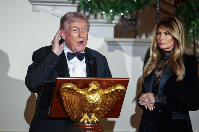 11 de dezembro de 2025, Washington, Distrito de Columbia, EUA: O presidente dos Estados Unidos, Donald J. Trump, à esquerda, e a primeira-dama Melania Trump, à direita, fazem comentários enquanto participam do Baile do Congresso no Grand Foyer da Casa Bra