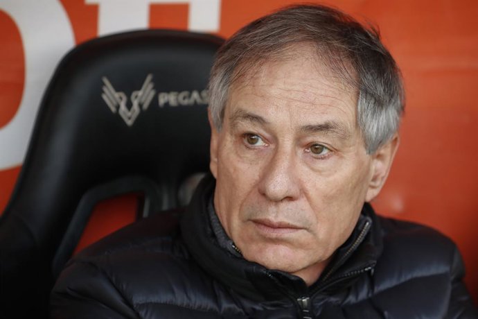 Futbol, Universidad Catolica vs Everton. Fecha 16, campeonato Nacional 2023. El entrenador de Universidad Catolica Ariel Holan es fotografiado durante el partido de primera division contra Everton disputado en el estadio Santa Laura en Santiago,