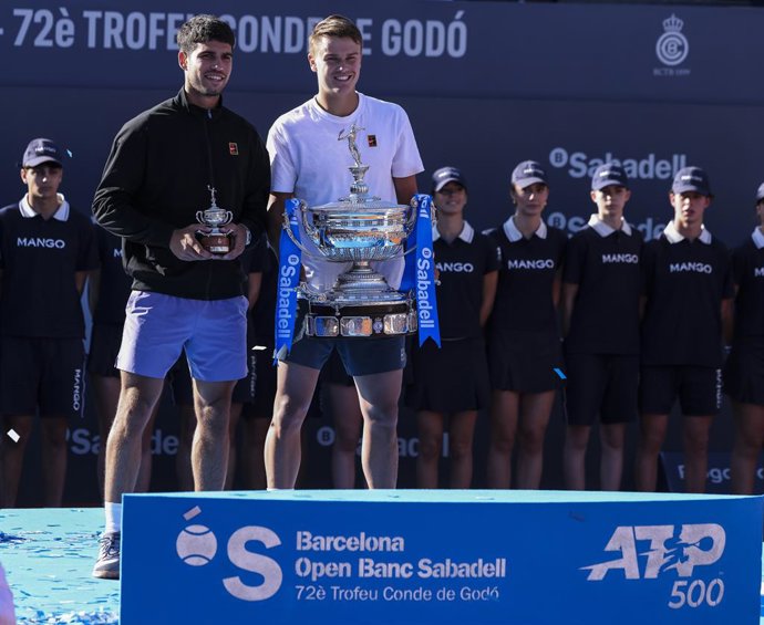 Archivo - Holger Rune, da Dinamarca, e Carlos Alcaraz, da Espanha, seguram seus troféus após a final do Barcelona Open Banc Sabadell - Conde Godo 2025 Dia 7 de tênis no Real Club De Tenis Barcelona em 20 de abril de 2025 em Barcelona, Espanha.