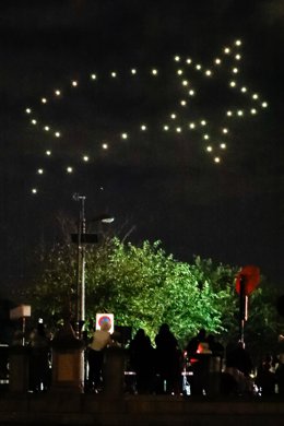 Archivo - Espectáculo de drones con motivos de Navidad, en una imagen de archivo.