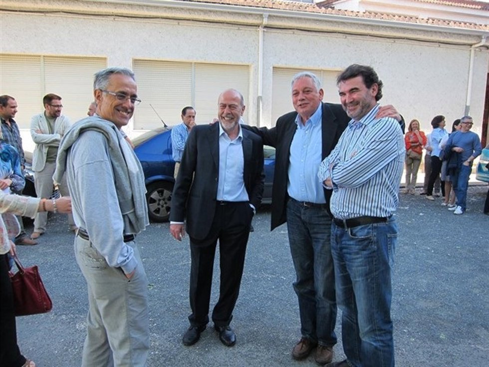 Archivo - Anxo Quintana, exvicepresidente de la Xunta, se dejó fotografiar en la campaña de 2011 con su sucesor en el BNG y el candidato a Alcalde, Francisco García. En la foto, en la izquierda, Alfredo Suárez Canal, exconselleiro de Medio Rural en el b