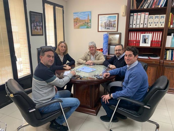 Reunión mantenida entre la alcaldesa de Almadén, Raquel Jurado, y el presidente de APES, Francisco Javier Chacón.