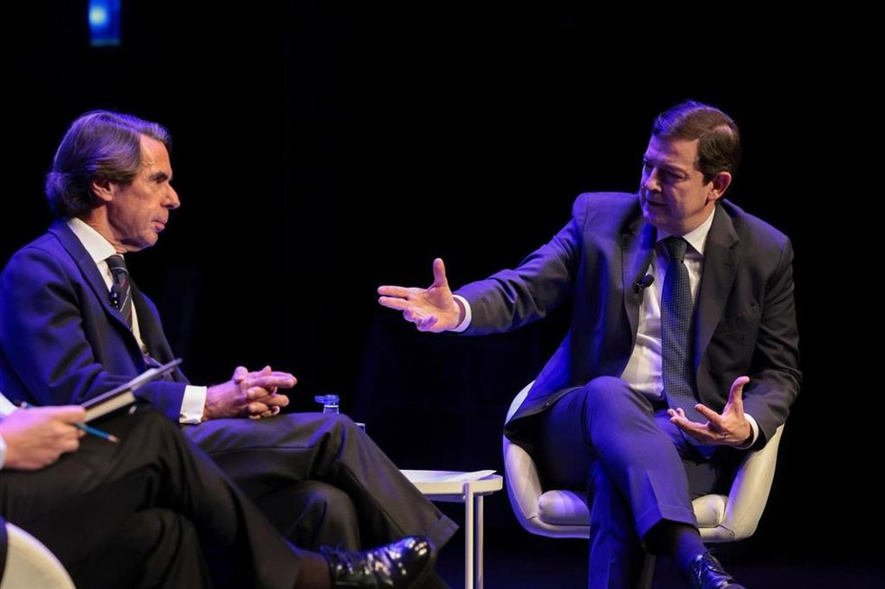 El expresidente del Gobierno José María Aznar en un diálogo con el jefe del Ejecutivo autonómico de Castilla y León, Alfonso Fernández Mañueco