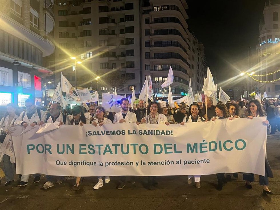 Manifestación de médicos en Valncia durante la tarde de este viernes.