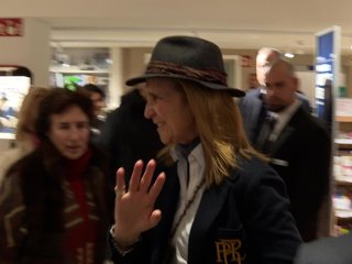 La Infanta Elena acude a la firma de las memorias de su padre, el Rey Juan Carlos I.