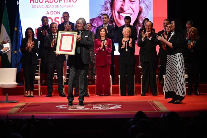 El cantaor jerezano José Mercé recibe el título honorífico de 'Hijo Adoptivo' de la ciudad de Almería.