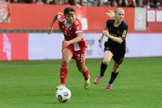 Archivo - October 19, 2025, Munich, Bavaria, Germany: Momoko Tanikawa (18 FC Bayern Munich) and Anna Gerhardt (21 1. FC Cologne) during the Google Pixel Frauen-Bundesliga match between FC Bayern Munich and 1.FC Cologne at FC Bayern Campus Munich, Germany.